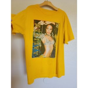 Aaliyah mens worn in yellow graphic tee Size medium